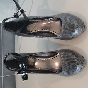 Bcbg gray and black pumps